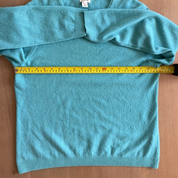 L.L. Bean Women's 100% Cashmere Classic Crew Neck Turquoise Sweater - Picture 8 of 8